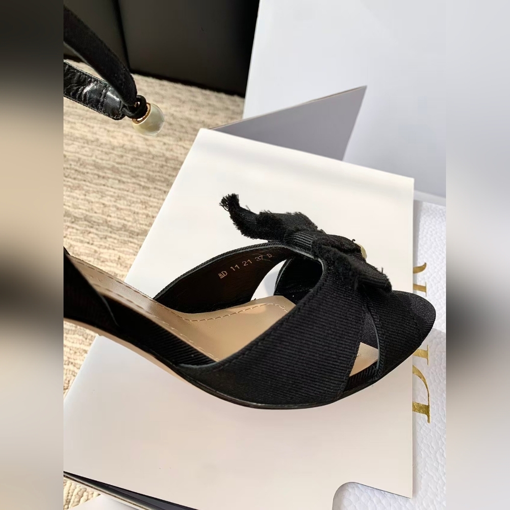 The Adiorable heeled sandal, fresh addition to the Cruise 2025 collection, embod - Picture 7 of 8